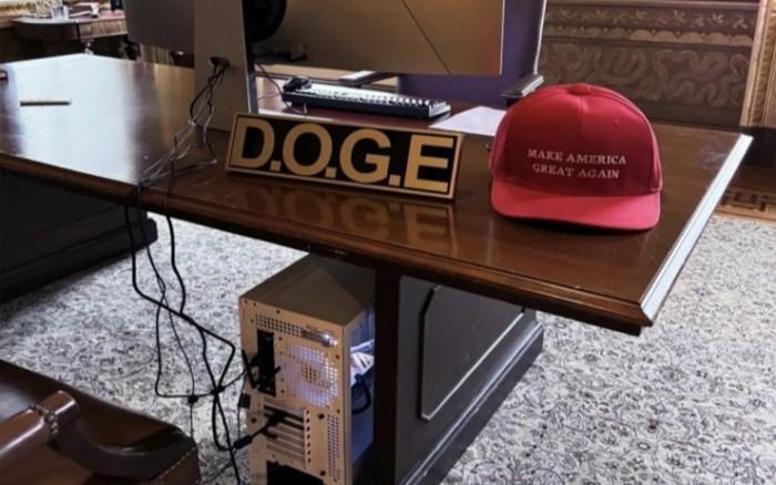 Elon Musk lắp PC chơi game tại văn phòng DOGE